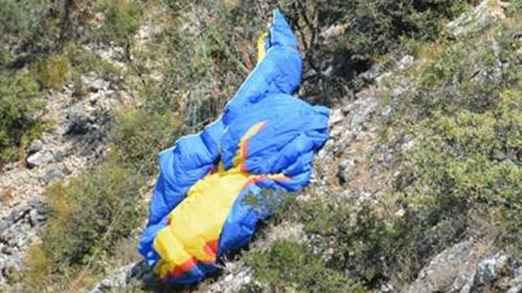 Kayalıklarda mahsur kalan paraşütçü kurtarıldı