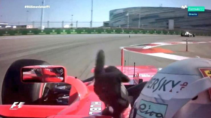 Vettel Massaya orta parmağını gösterdi