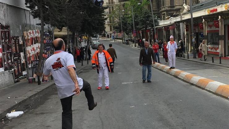 Taksim esnafı müşteri bulamayınca top oynadı