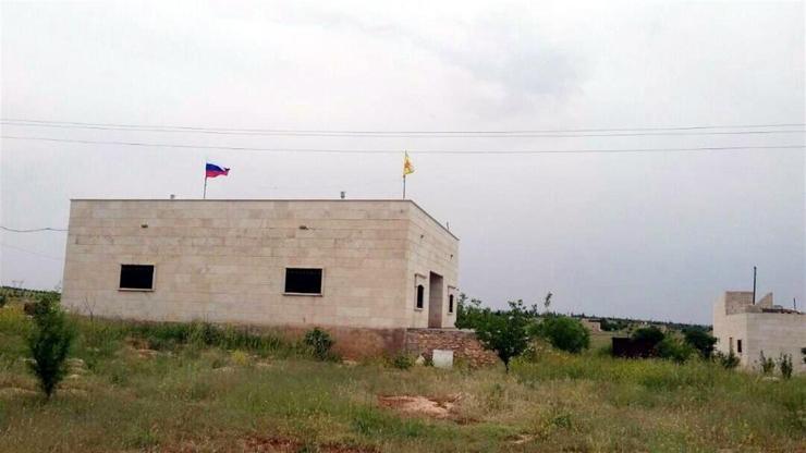 Afrinde, Rusya ve YPG bayrağı yan yana