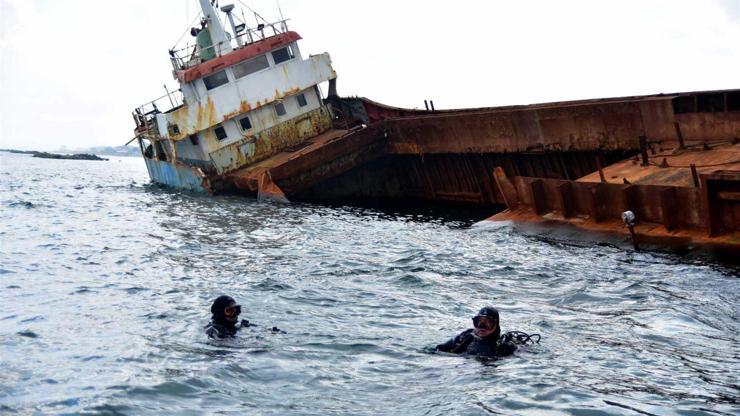 Karasu sahilini tehdit eden gemiye daldılar: Sızıntı yok