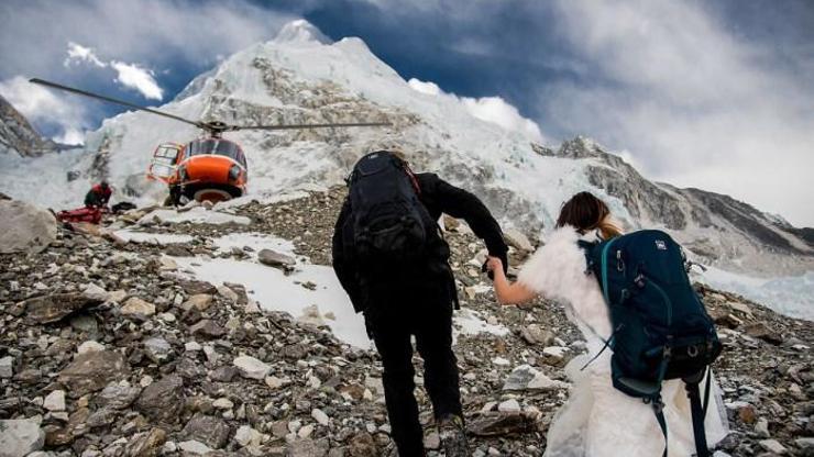 Everestte evlenmek için 3 hafta tırmandılar ve...