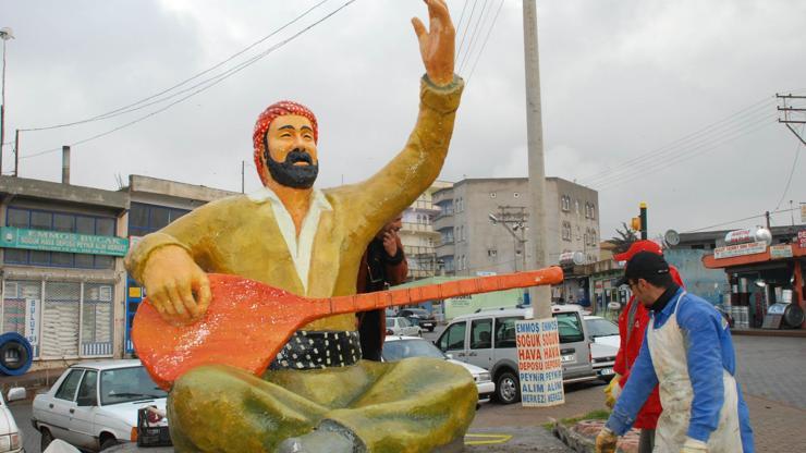 Şivan Perwer heykeline saldırı