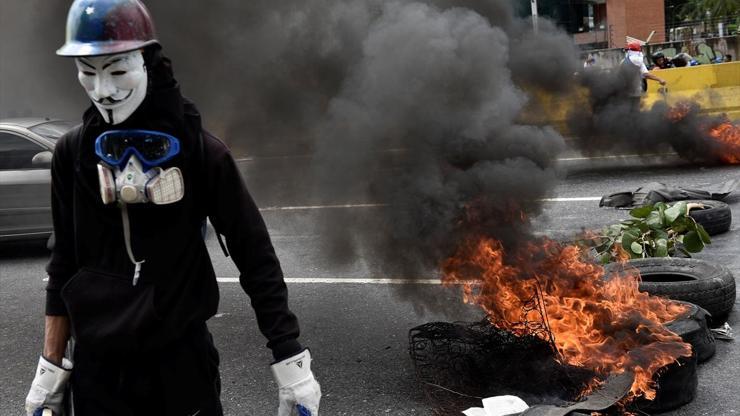 Venezuelada göstericiler barikatları yaktı