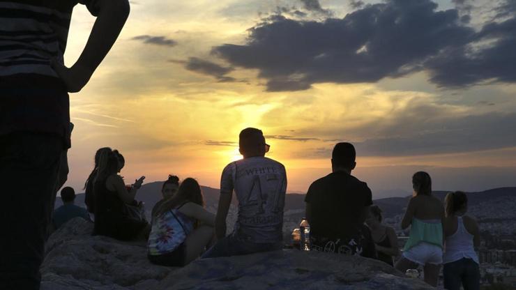 Atinanın Areios Pagos tepesinde gün batımı