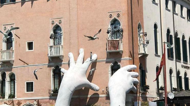 Venedik Kanalından yükselen dev ellerin mesajı dünyaya