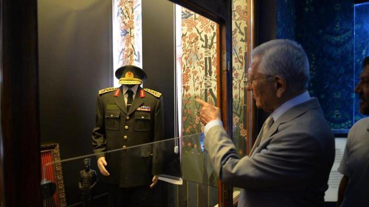 Eski Genelkurmay Başkanı üniformasının sergilendiği müzeyi ziyaret etti