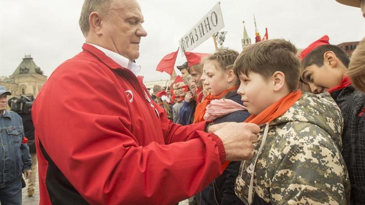 Moskovada gençler törenle kırmızı komünist atkısı taktılar