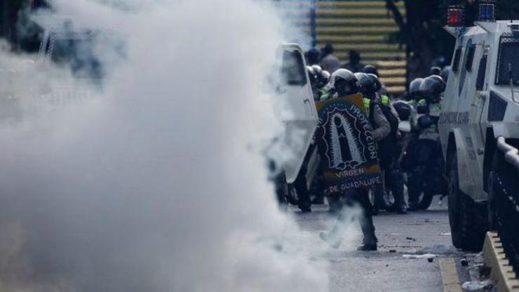 Venezuelada olaylar durulmuyor Bir kişi üzerine benzin dökülerek yakıldı