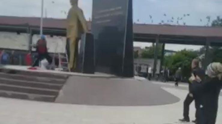 Atatürk anıtına baltayla saldırdı, linçten zabıta kurtardı