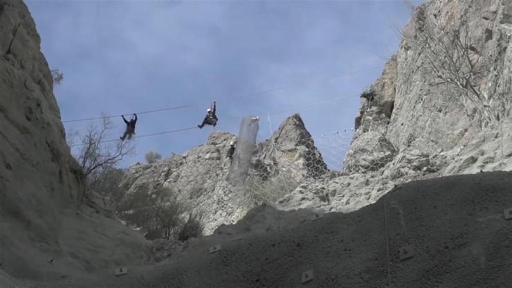 Dağcılar dünyanın yükseklikteki 3. barajında iş güvenliği için çalışıyor