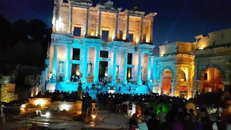Efes Antik Kenti’nde sergilenen müzikal büyüledi