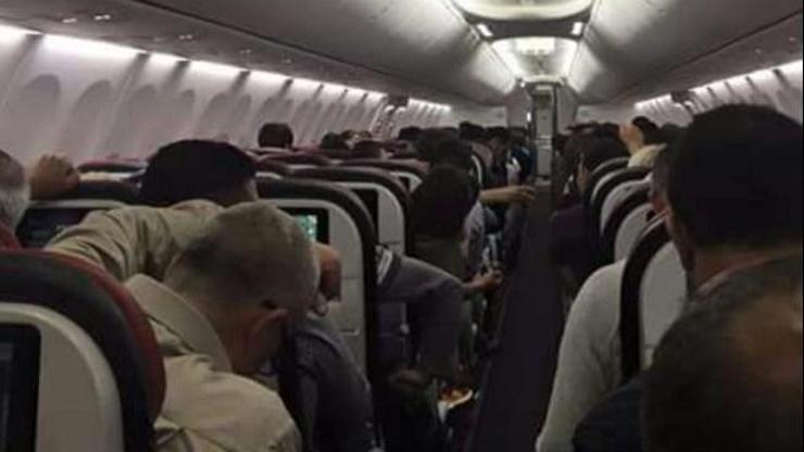 Uçakta uyuşturucu alıp yolculara saldırdı