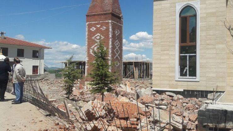 Ankarada minare devrildi: 1 işçi öldü, 1 işçi yaralandı