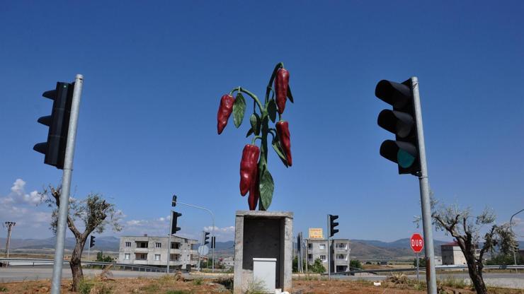 Kırmızı biberin heykelini diktiler