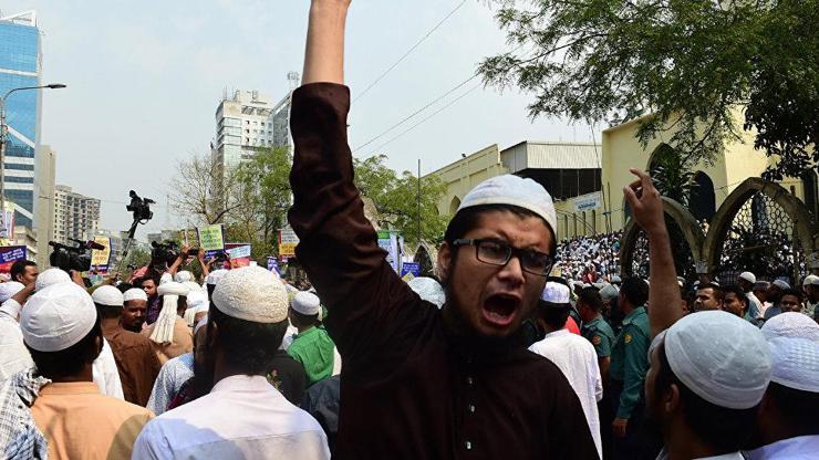 Bangladeşte radikal İslamcılar kadın heykelini söktürdü