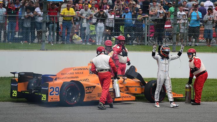Fernando Alonso yolda kaldı