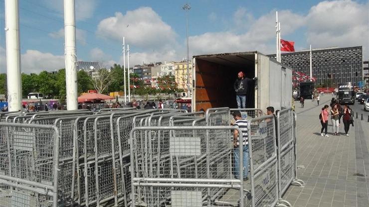Gezi Parkının çevresi bariyerlerle çevrildi