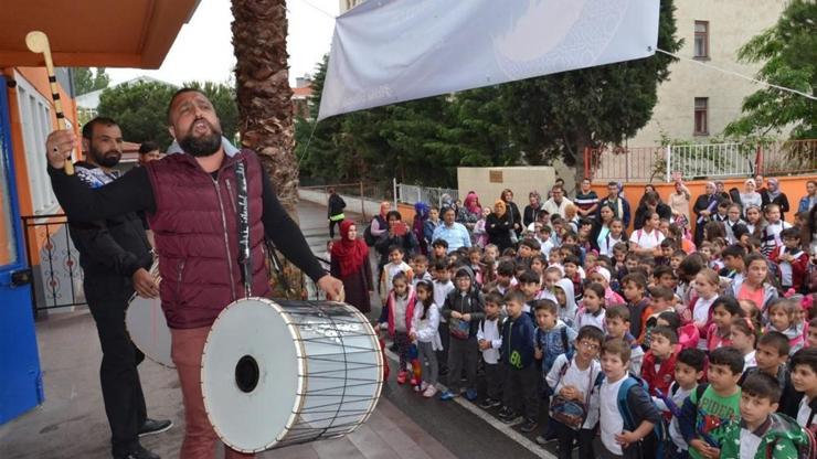 İlkokul öğrencilerine davullu manili karşılama