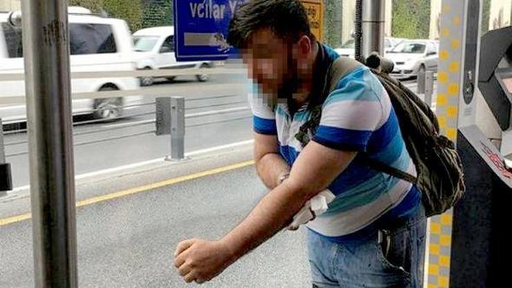 Metrobüs durağında tinerci dehşeti: Bıçakladı kaçtı
