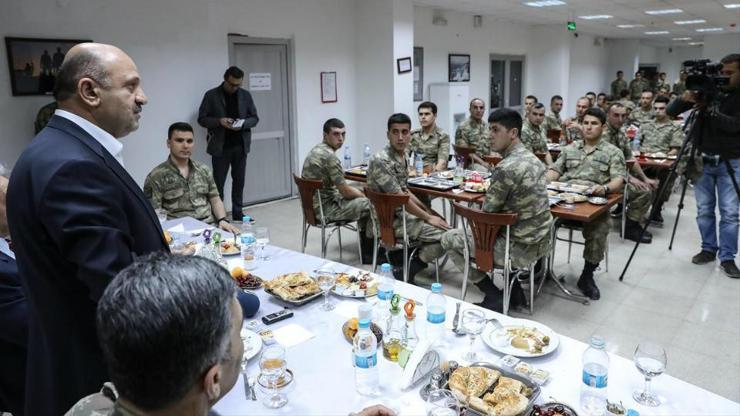 Savunma Bakanı Dağlıcada Mehmetçikle sahur yemeği yedi
