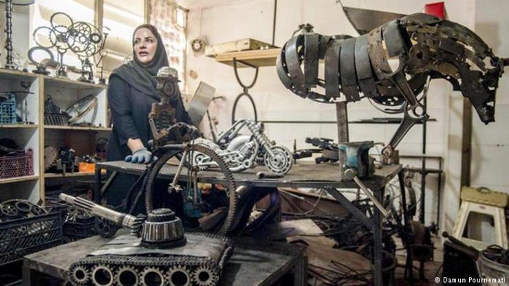 Güneydoğu İranda hurdaları sanata dönüştüren bir kadın