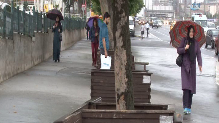 İstanbulda beklenen sağanak yağış başladı