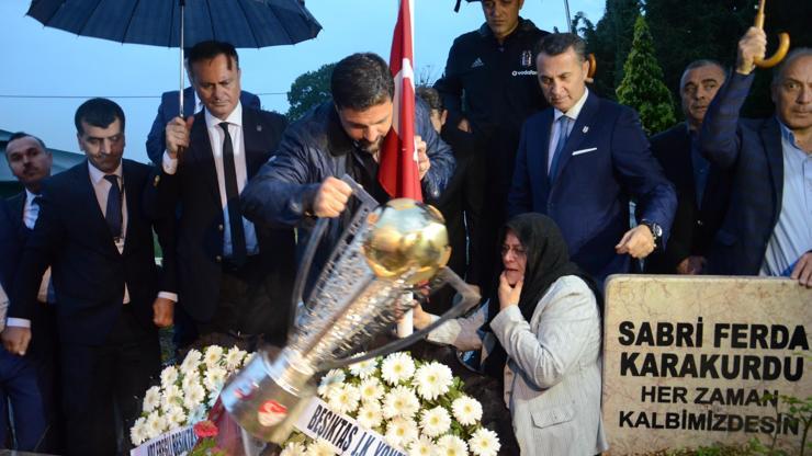 Beşiktaş, şampiyonluk kupasını Vefa Karakurduya götürdü