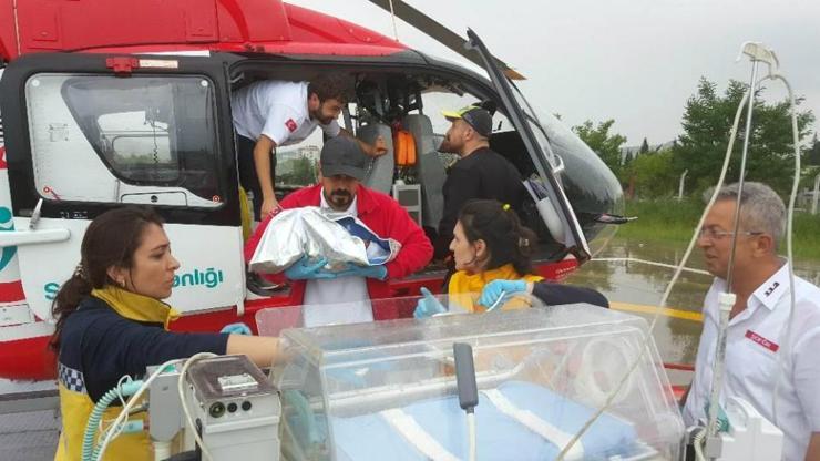 Bebeğin imdadına helikopter ambulans yetişti