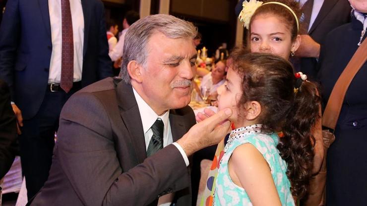 Abdullah Gül, iftarda Suriyeli yetimlerle bir araya geldi
