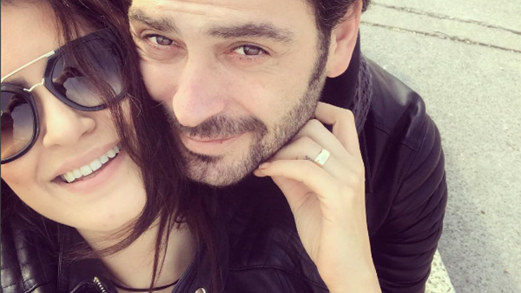 Oyuncu Ozan Akbaba ile yapımcı sevgilisi Buket Arıkan nişanlandı