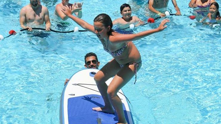 Antalyada sıcaktan kaçan kendini havuza attı