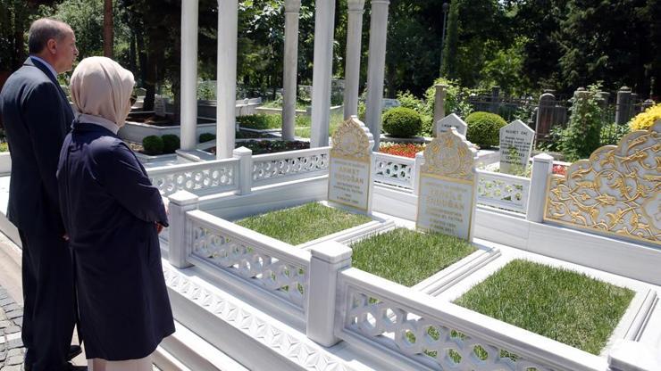 Cumhurbaşkanı anne ve babasının mezarlarında dua etti
