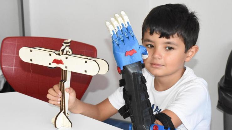 Liseli gençler Yusuf için robot el tasarladı