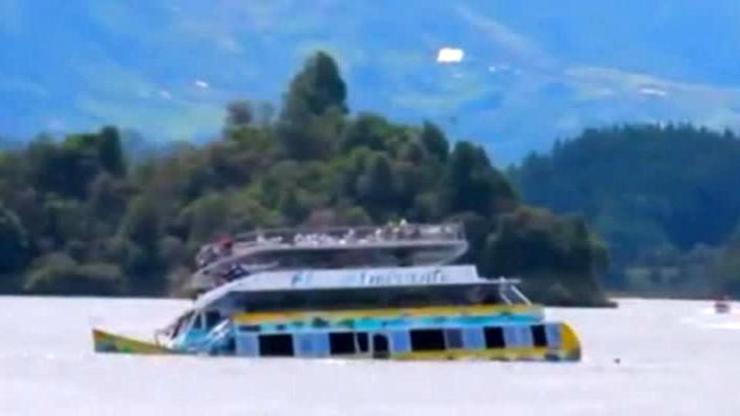 Kolombiya açıklarında 150 turisti taşıyan bot battı: 6 ölü
