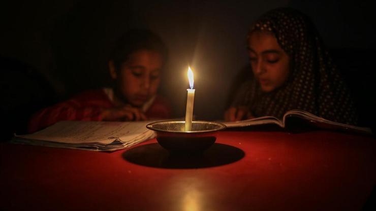 Gazzeli aileler mumla aydınlanıyor