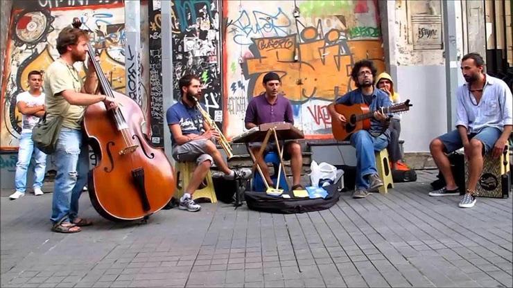 Sokak müzisyenleri izin belgesi istiyor