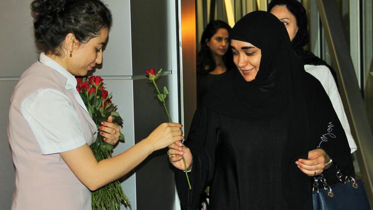 Bodruma gelen Arapları havalimanında güllerle karşıladılar