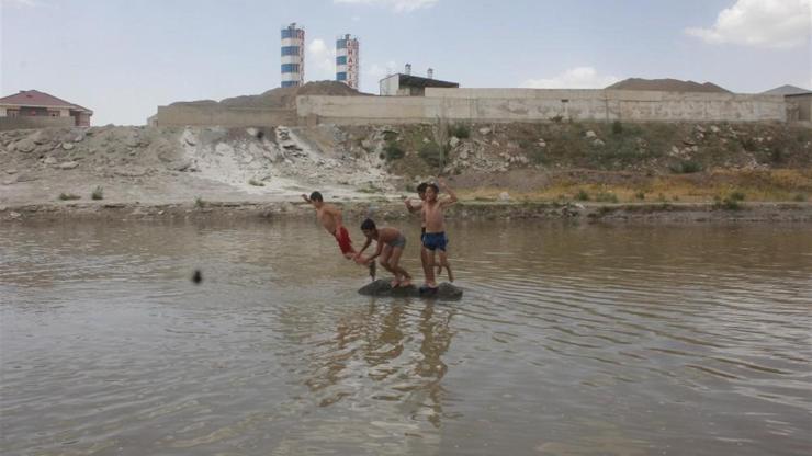 Ağrılı çocuklar Murat Nehrinde serinliyor