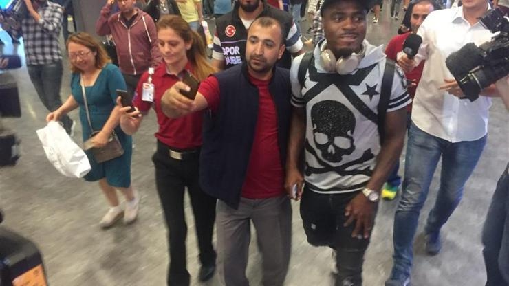 Galatasaray taraftarı Emenikeyi havaalanında karşıladı