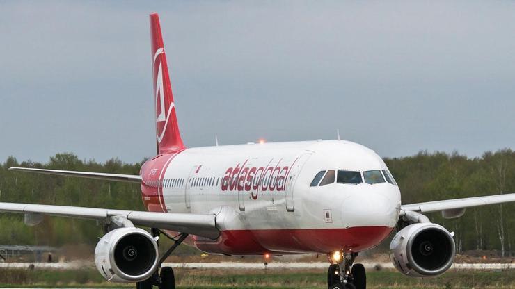 İstanbula gelen uçağın havada kokpit camı çatladı