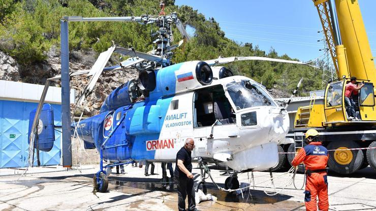 Baraja düşen yangın helikopteri çıkarıldı