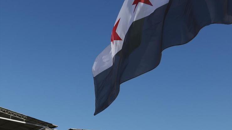 Suriyenin Türkiye sınırına o bayrak asıldı