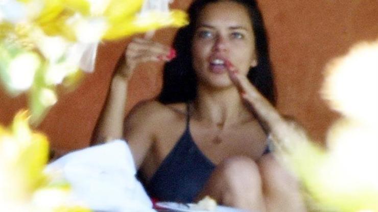 Adriana Lima sevgilisi Metin Harayı kahvaltıda öpücüklere boğdu