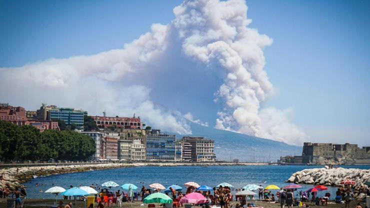İtalyada panik... Yanardağ dibinde korkutan yangın