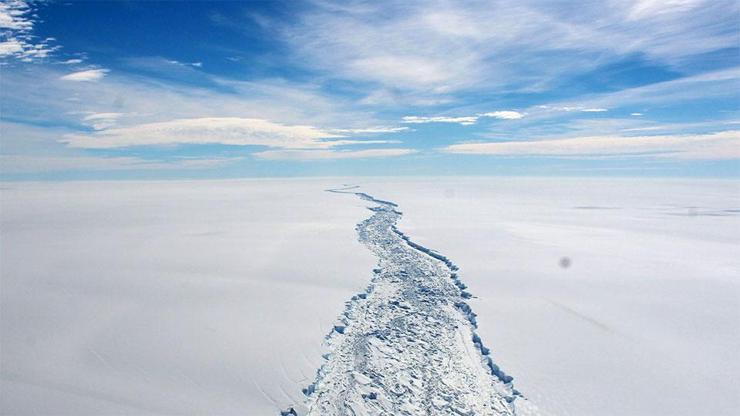 Antarktikadan dev buz dağı koptu