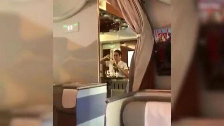 Emirates uçağında şok eden görüntüler