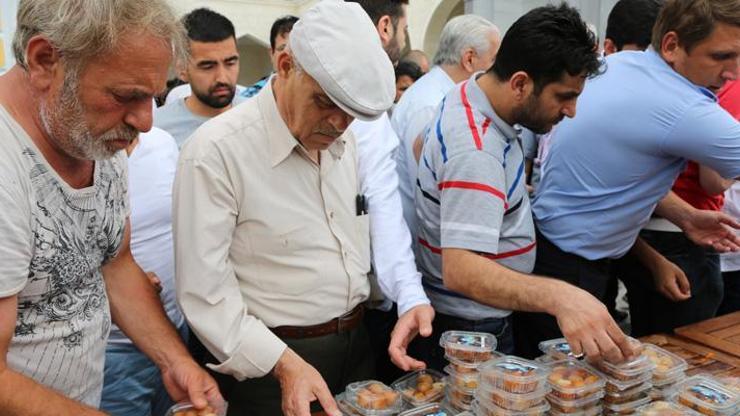 Başakşehirde 15 Temmuz şehitleri için lokma dağıtıldı