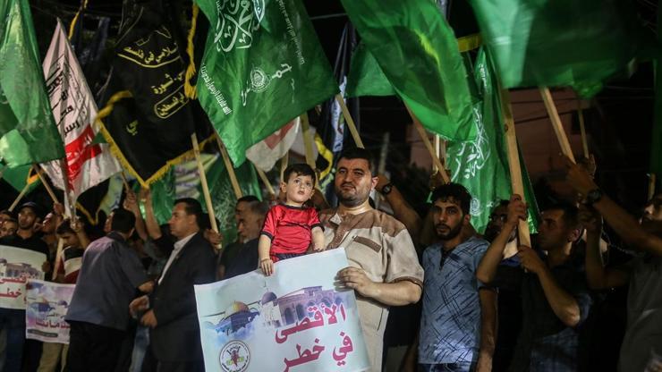 Gazzede toplanan yüzlerce Filistinli Mescid-i Aksa için yürüdü