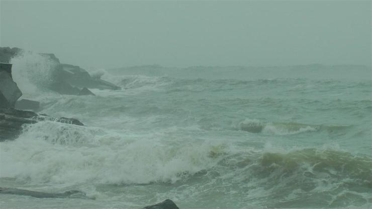 Karadenizde dalgalar dev boyutlara ulaştı